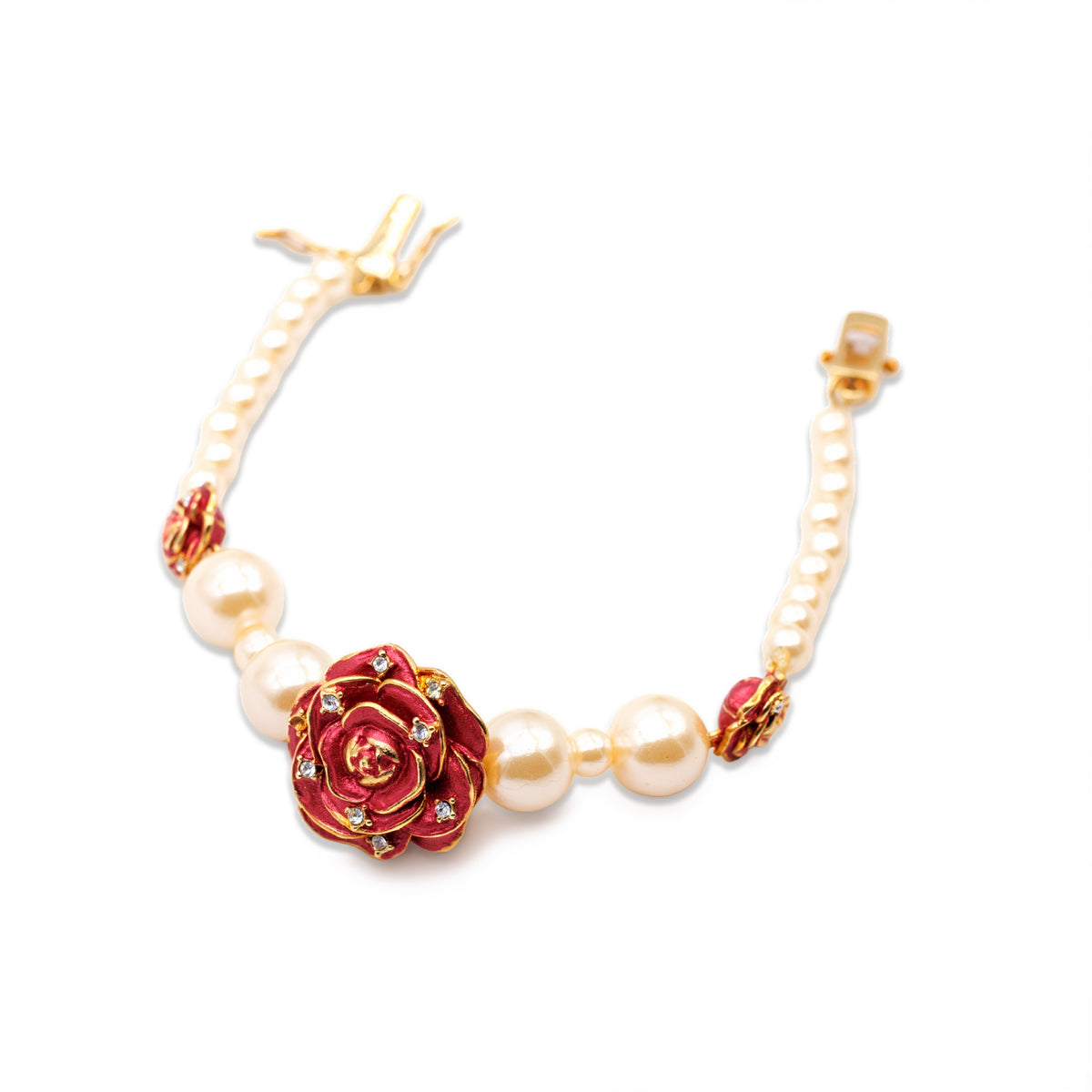 Goldfarbenes Armband mit Perlen und drei Blüten
