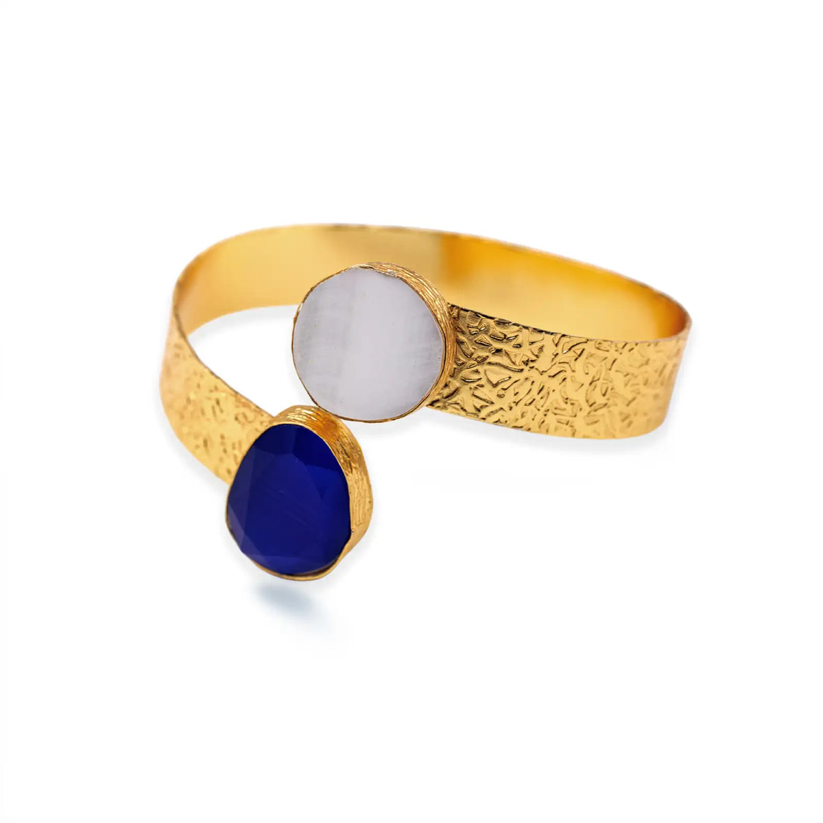 Handgefertigter goldfarbener Armreif mit Perlmutt-Optik und blauem Cat-Eye