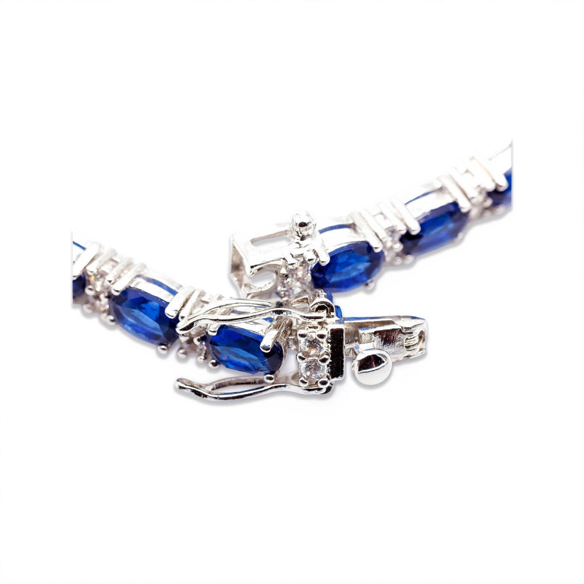 Gesamtansicht des saphirblauen Tennisarmbands mit silberfarbener Fassung von Avirelle