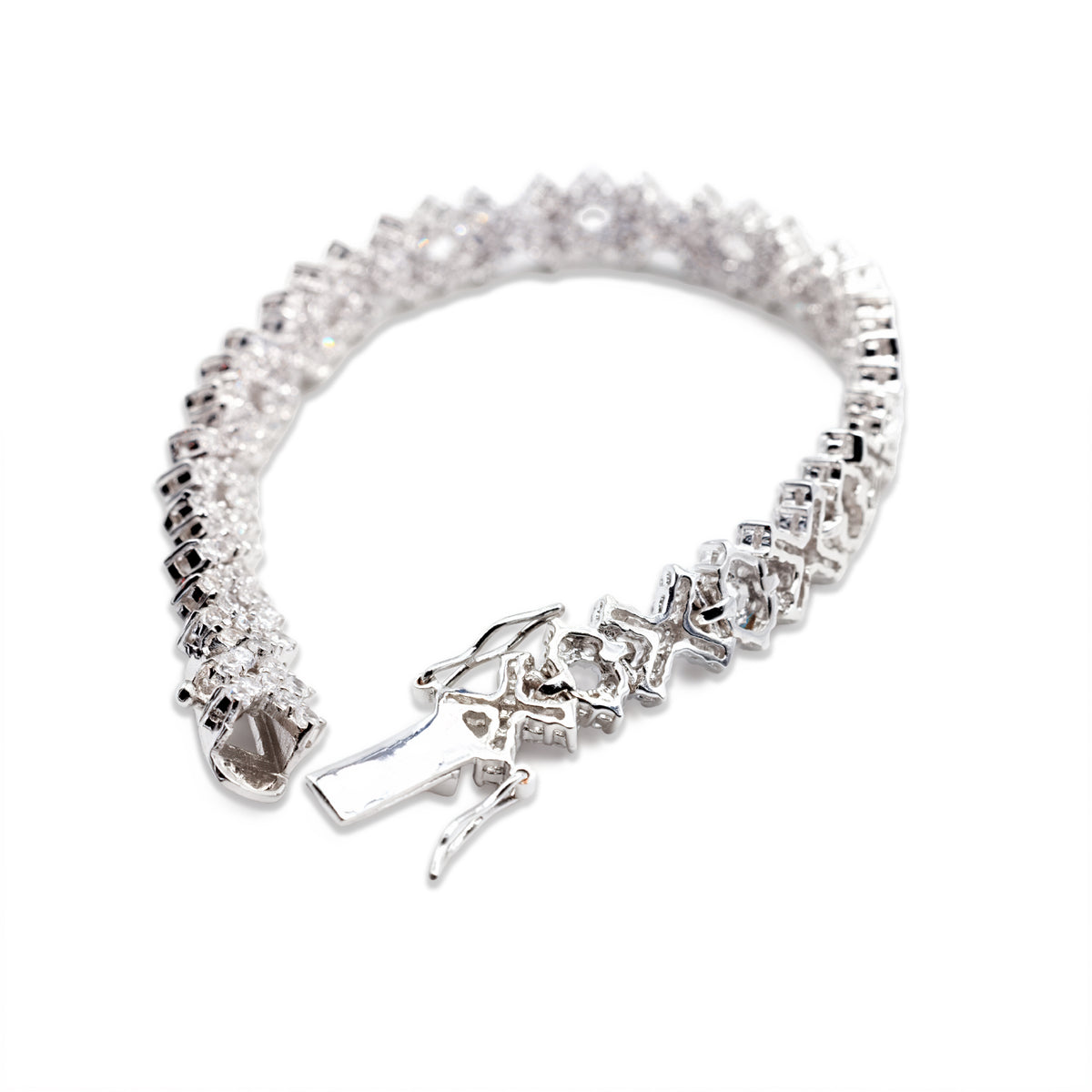 Silberfarbenes Tennisarmband mit klaren Zirkonia im Cluster-Muster, Schrägansicht mit geöffnetem Kastenverschluss und Sicherheitsbügel.