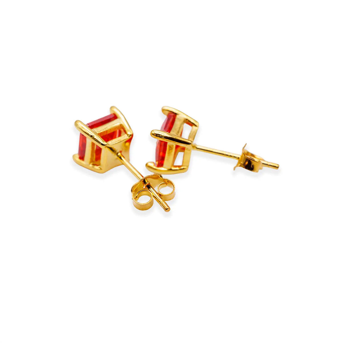 Goldfarbene Ohrstecker mit rotem Zirkonia
