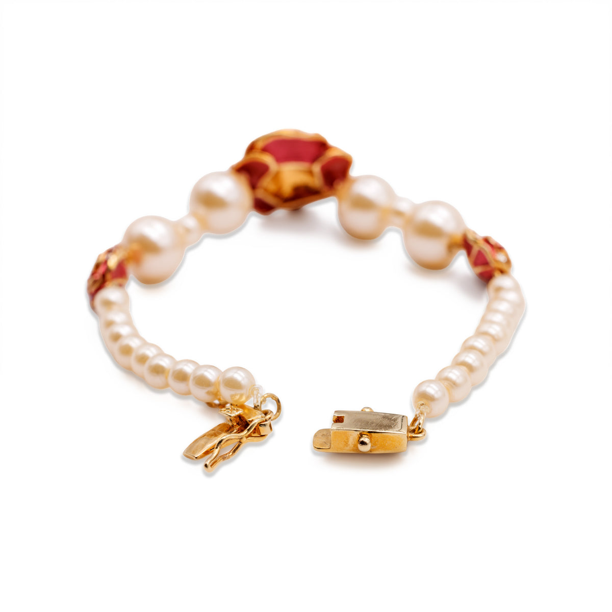 Goldfarbenes Armband mit Perlen und drei Blüten