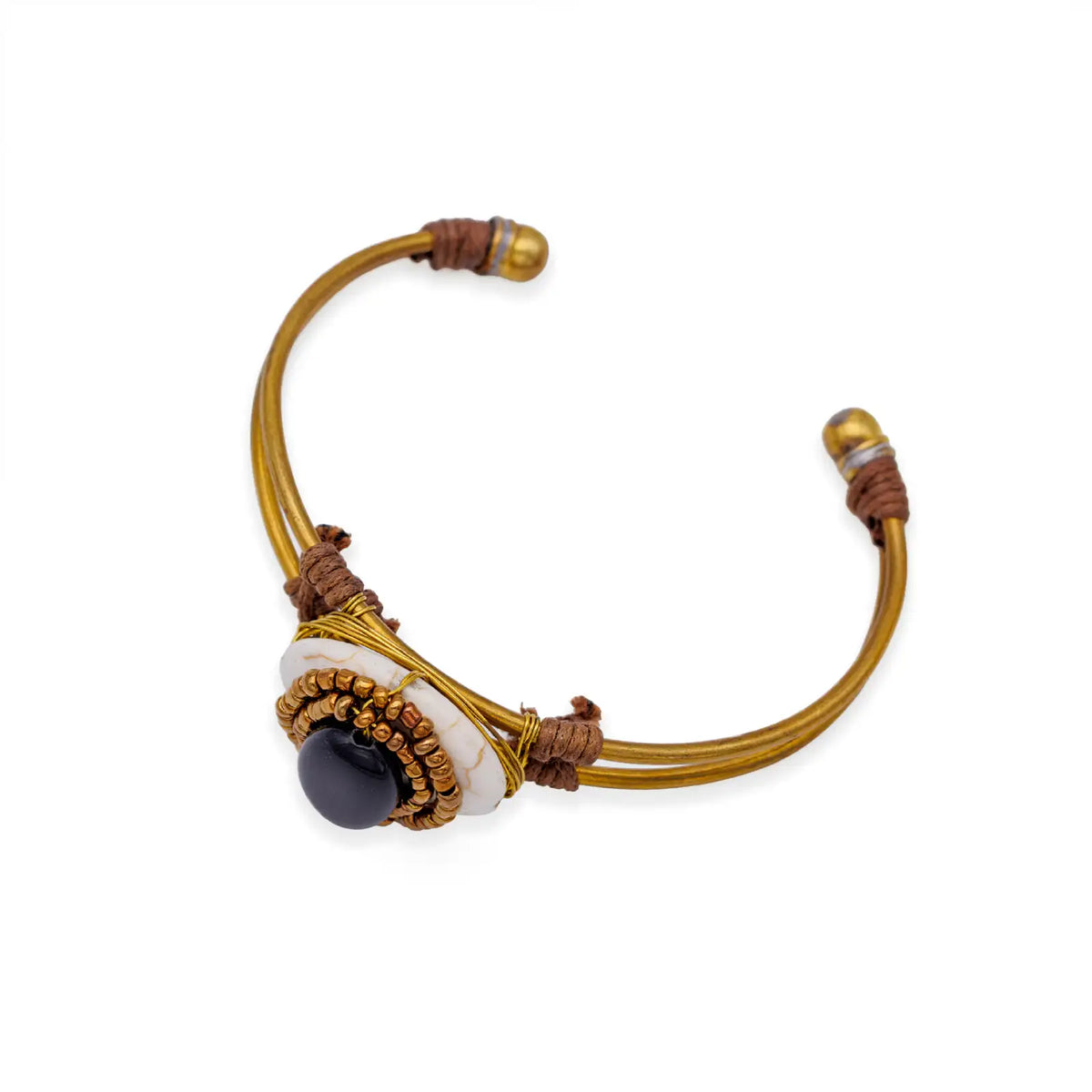 Goldfarbener Armreif mit Stein