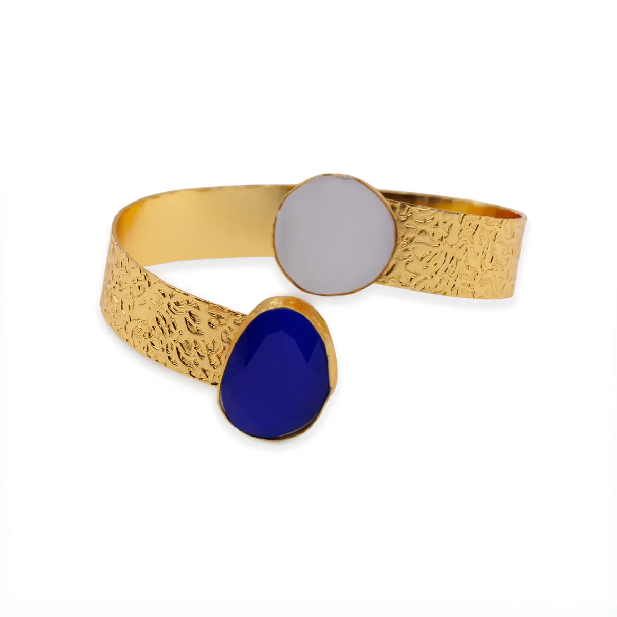 Handgefertigter goldfarbener Armreif mit Perlmutt-Optik und blauem Cat-Eye