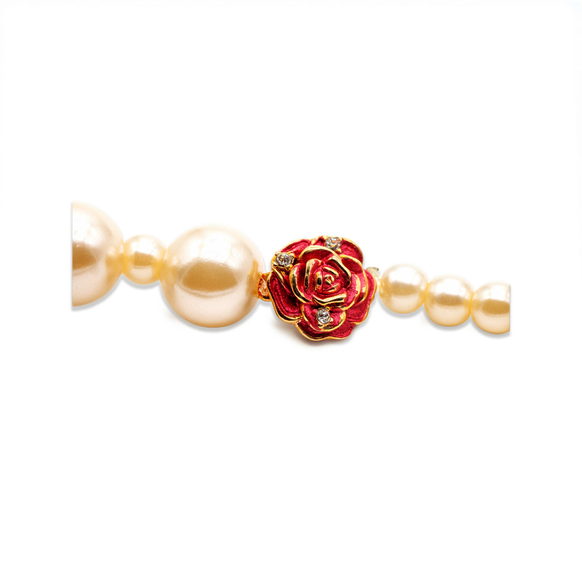 Goldfarbenes Armband mit Perlen und drei Blüten