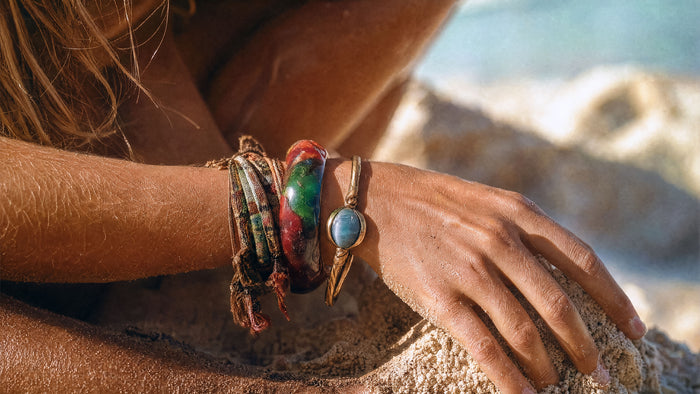 Wie stapelt man Armbänder, ohne dass es klappert?