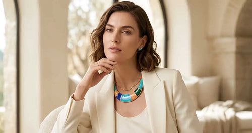 Wie kombiniere ich farbigen Emaille-Schmuck?