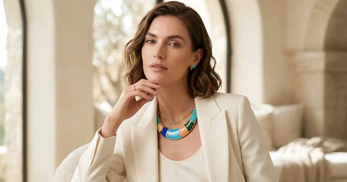 Wie kombiniere ich farbigen Emaille-Schmuck?