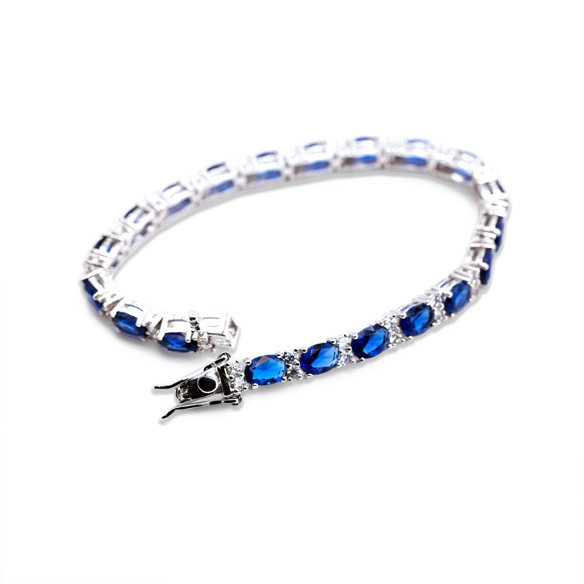Nahaufnahme der facettierten, saphirblauen Ovalsteine mit Zirkonia-Zwischenelementen von Avirelle.