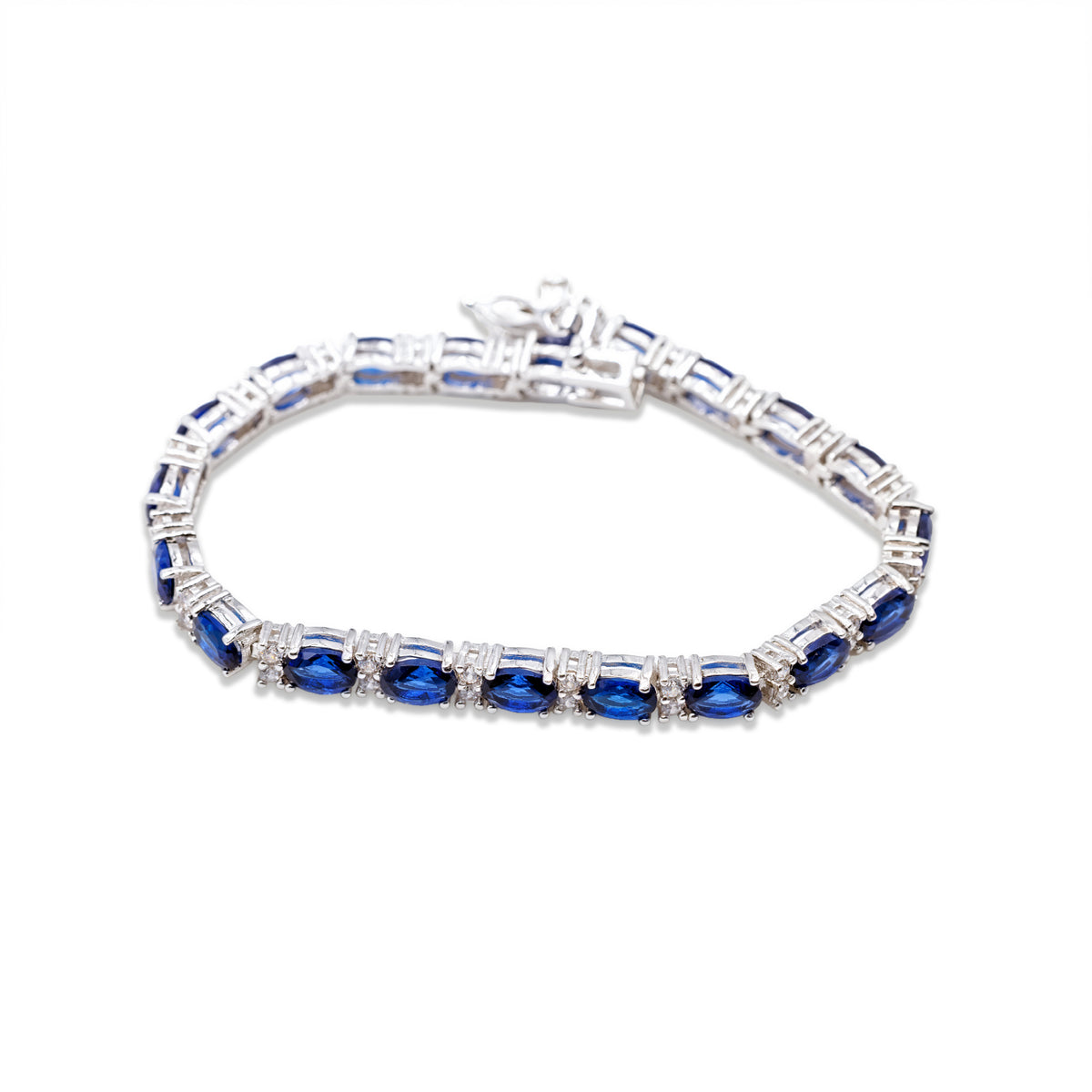 Detailansicht des Steckverschlusses mit Sicherheitsachtersicherung am saphirblauen Tennisarmband von Avirelle.