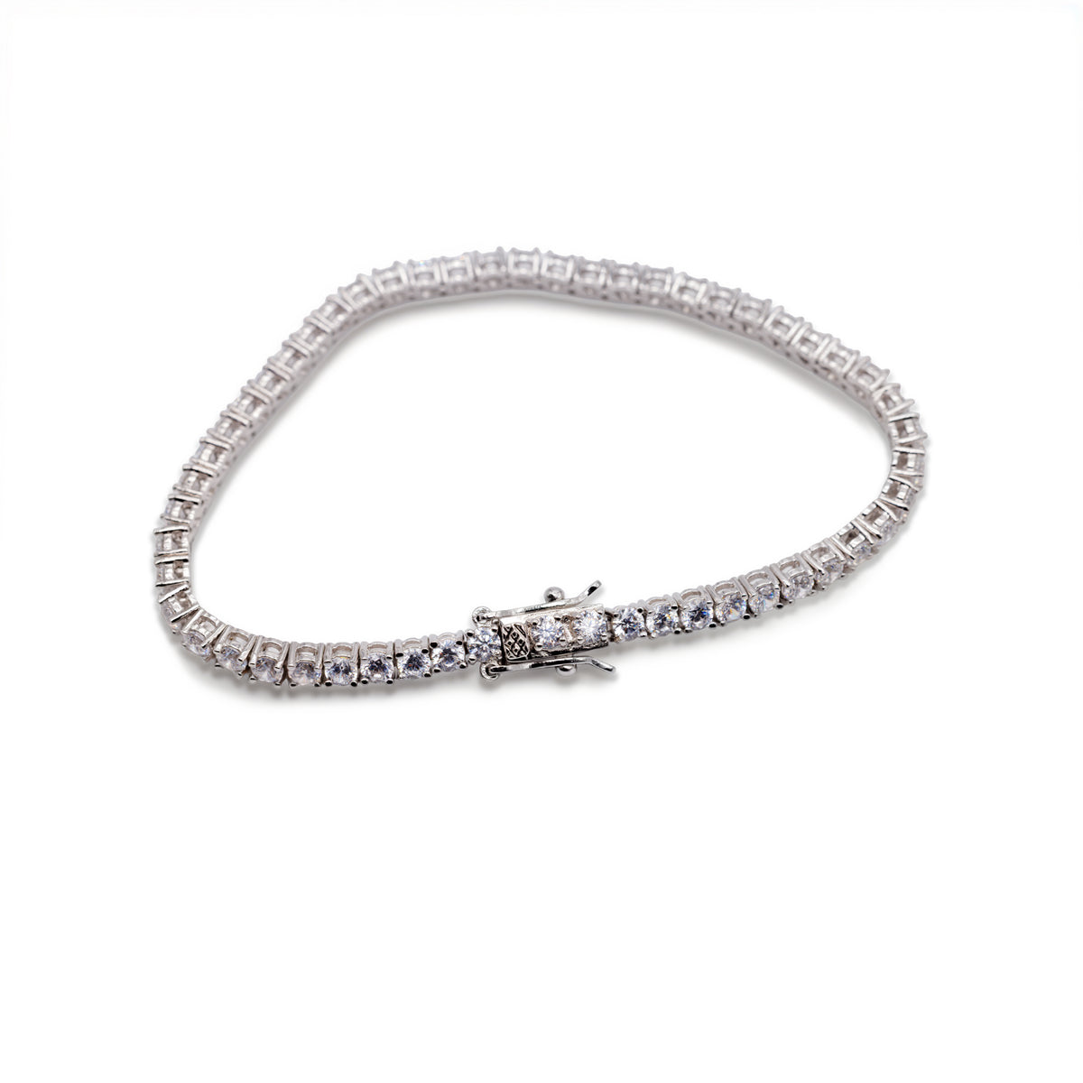Geschlossenes silberfarbenes Tennis-Armband mit einer fortlaufenden Reihe klarer AAA-Zirkonia in feiner Krappenfassung und verriegeltem Steckverschluss von Avirelle.